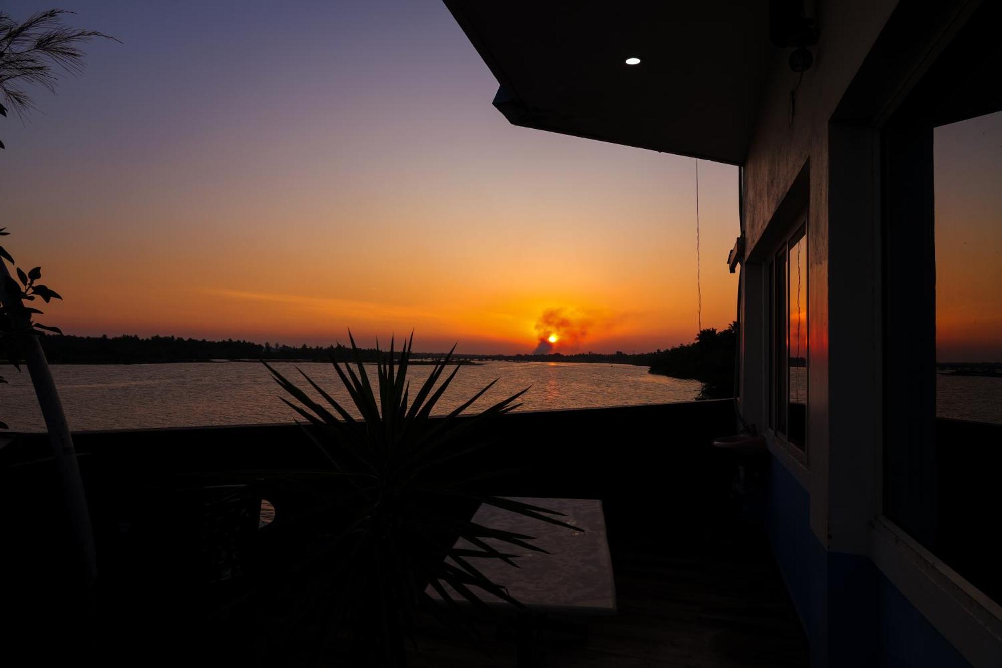 Victoria'S River View Resort 蓬蒂切里 外观 照片
